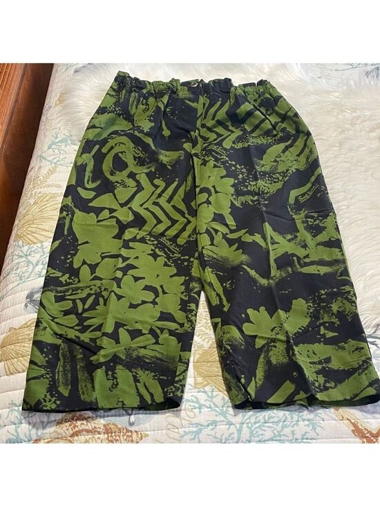 Surfline Pants - Women's Green and Black Hawaiian Patterned Capris